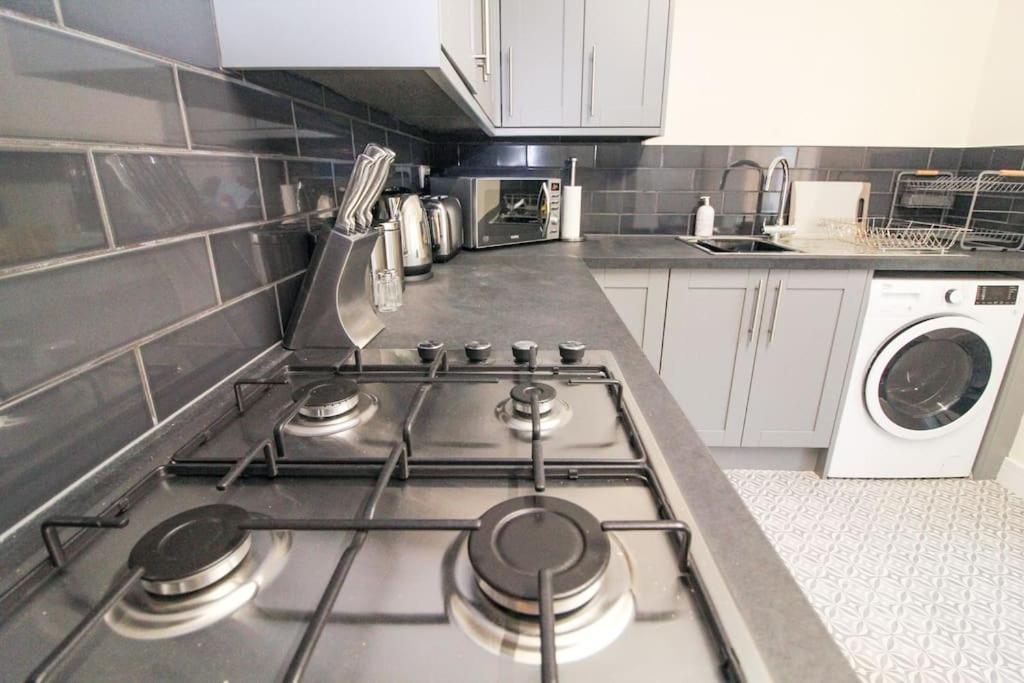 Modern 3 Bed, Contractors Welcome, Bradford Bradford  Exterior foto