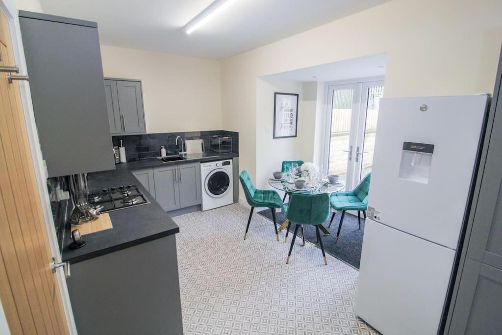 Modern 3 Bed, Contractors Welcome, Bradford Bradford  Exterior foto