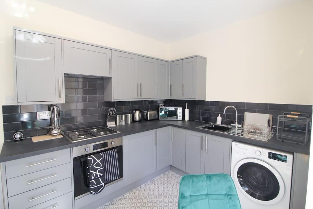 Modern 3 Bed, Contractors Welcome, Bradford Bradford  Exterior foto