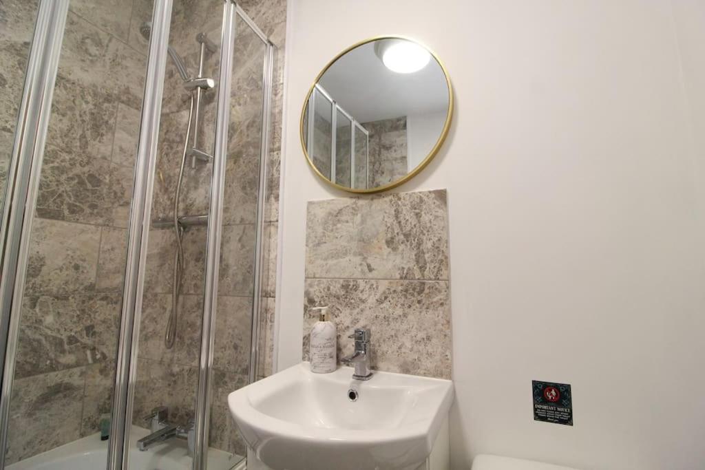 Modern 3 Bed, Contractors Welcome, Bradford Bradford  Exterior foto