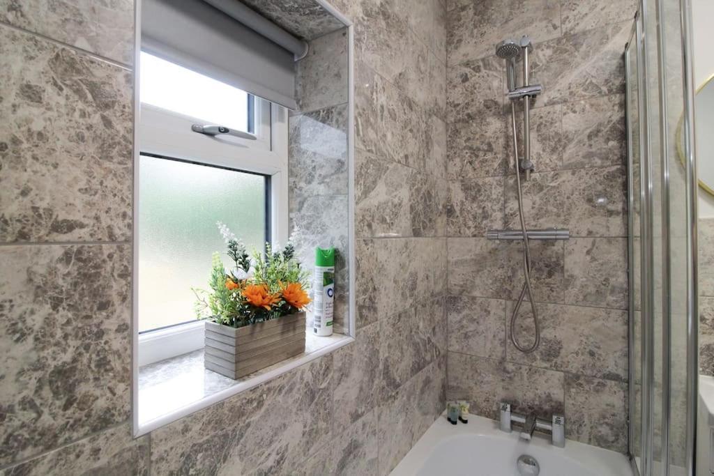 Modern 3 Bed, Contractors Welcome, Bradford Bradford  Exterior foto